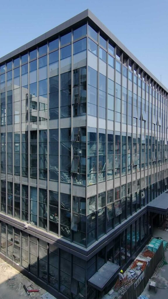 Building glass curtain wall